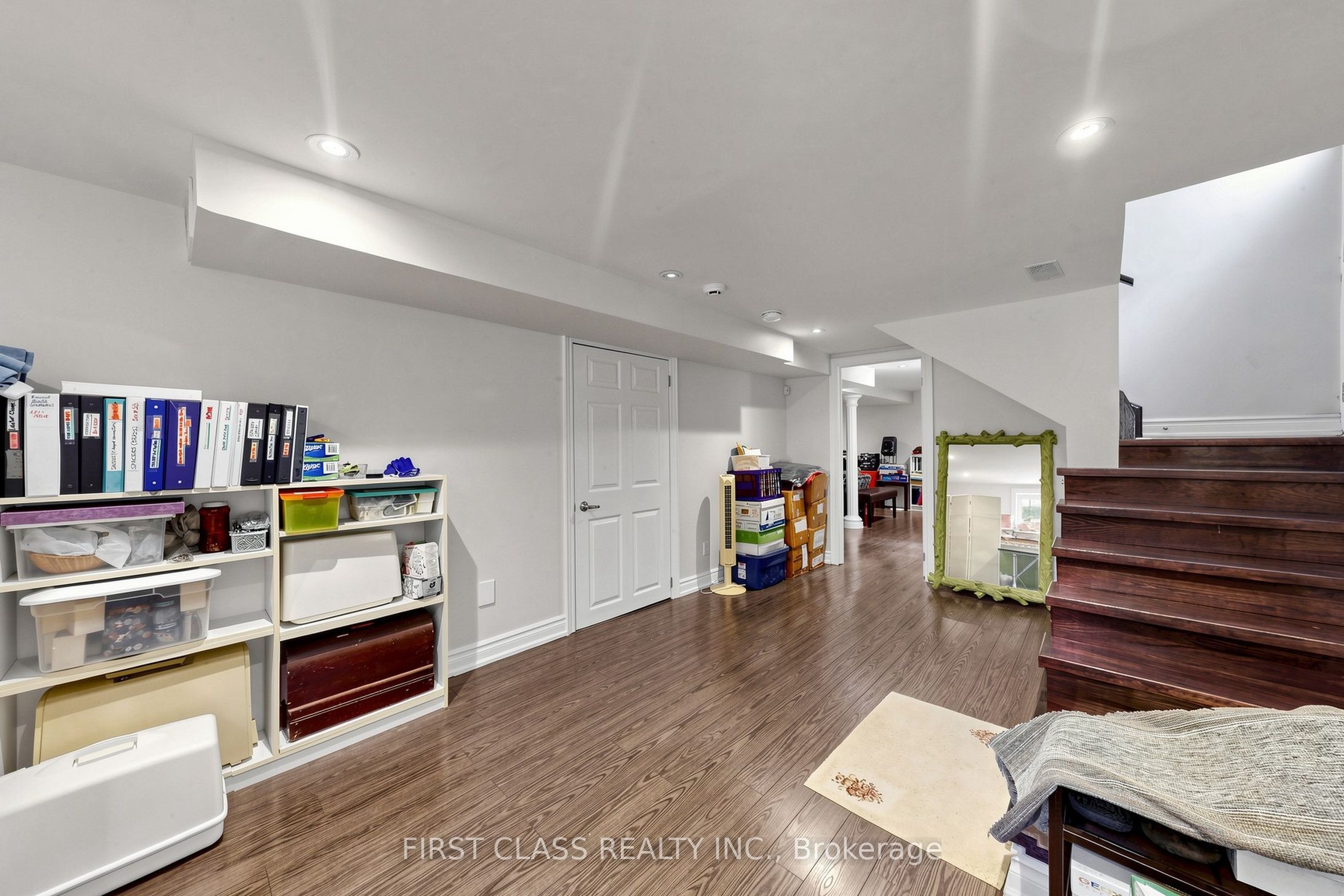 18 Yonge Boulevard Property Photo 28