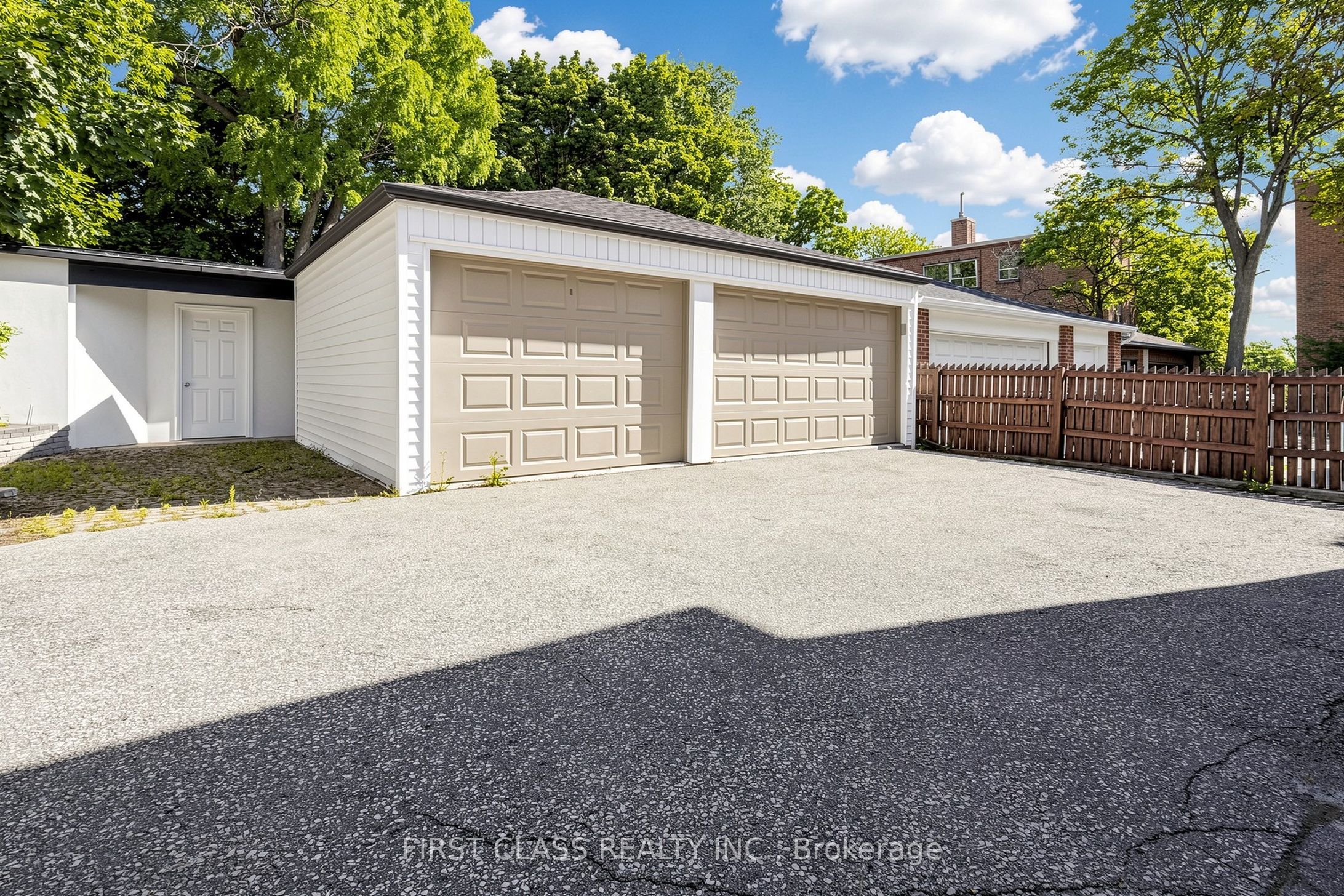 18 Yonge Boulevard Property Photo 32