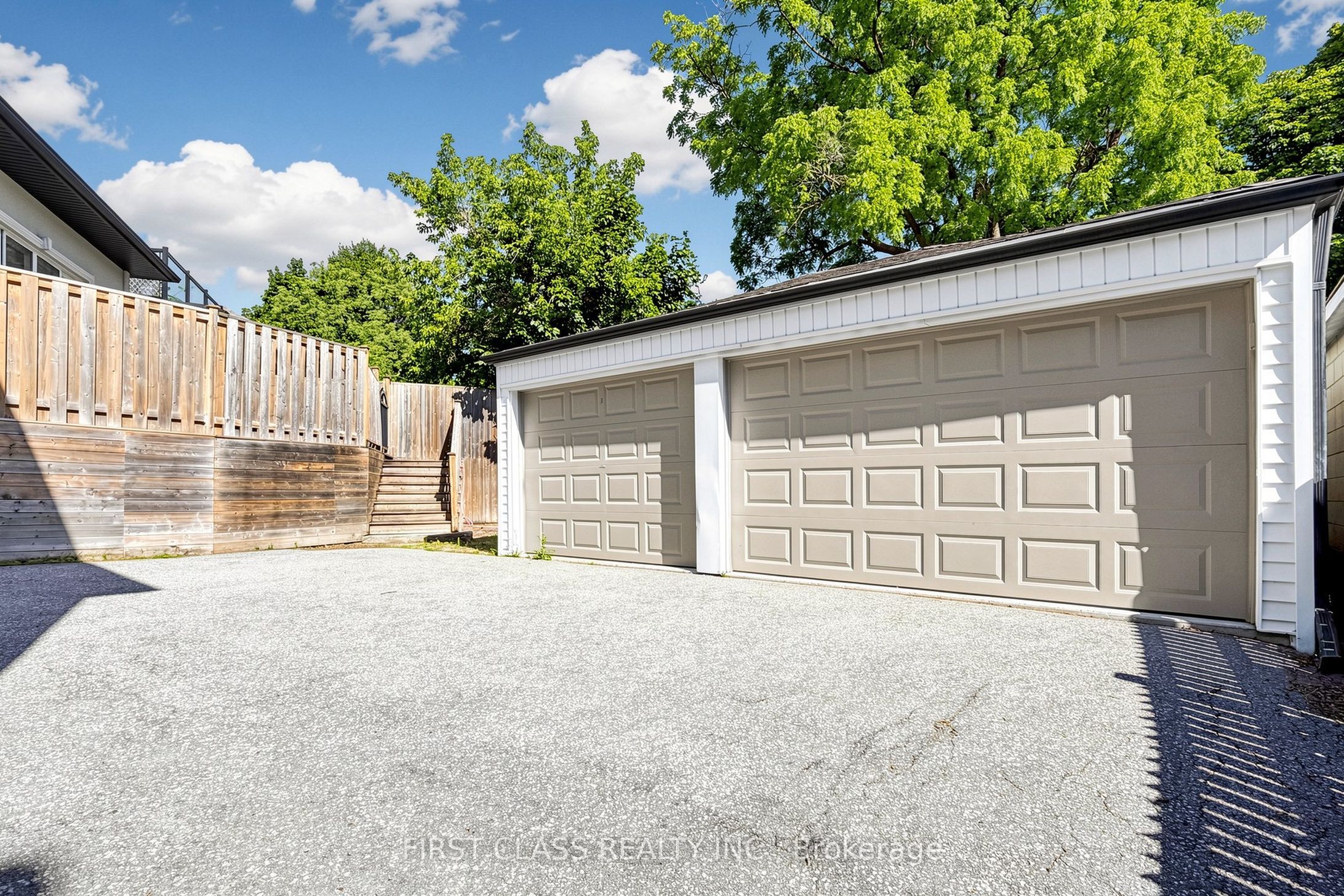 18 Yonge Boulevard Property Photo 33
