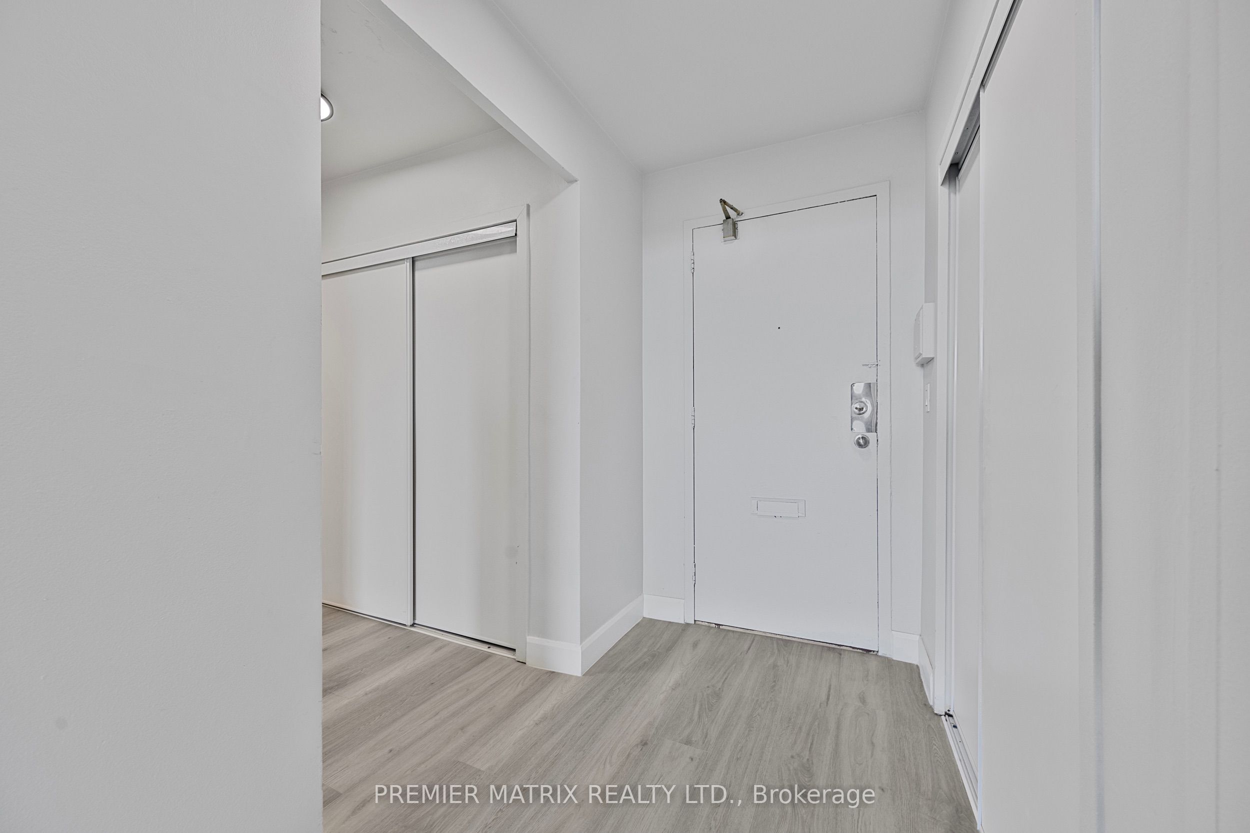 65 Thorncliffe Park Drive 608 Property Photo 6