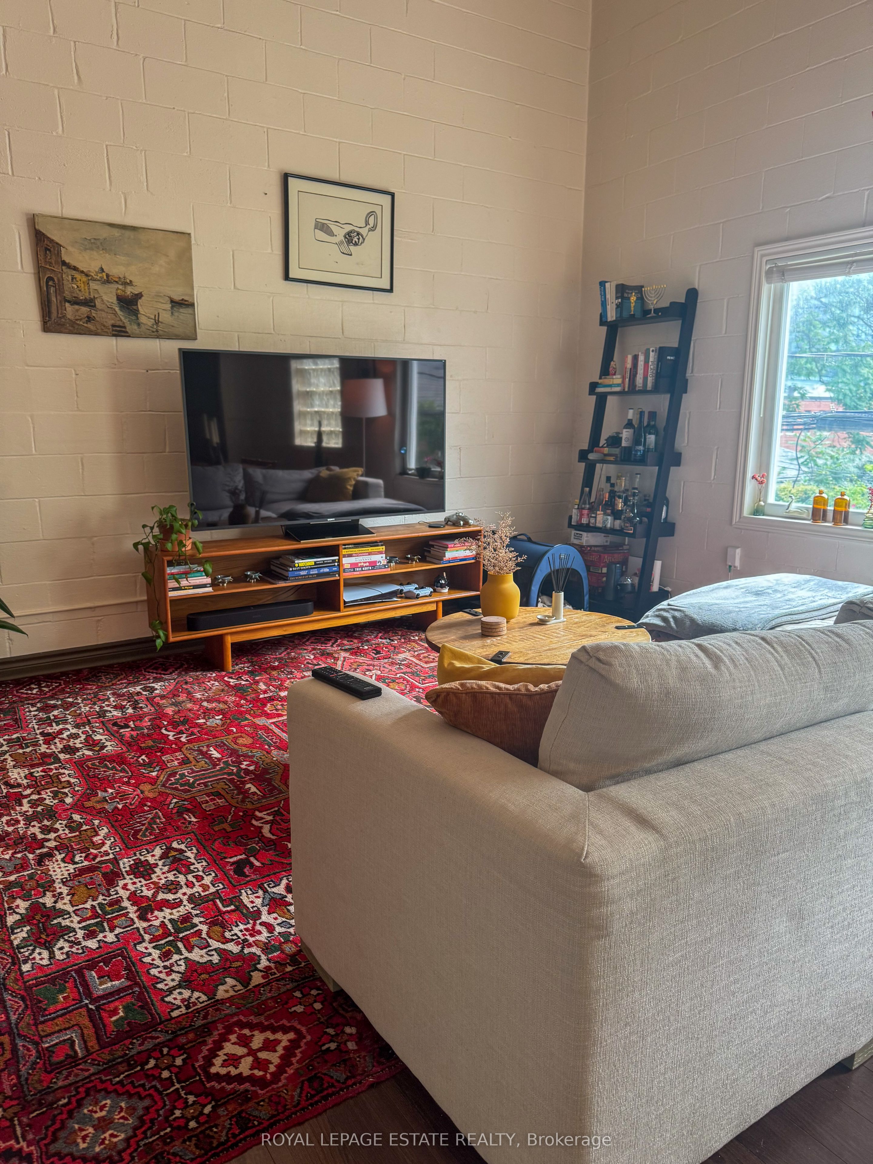 325 Queen Street E 2d Property Photo 2