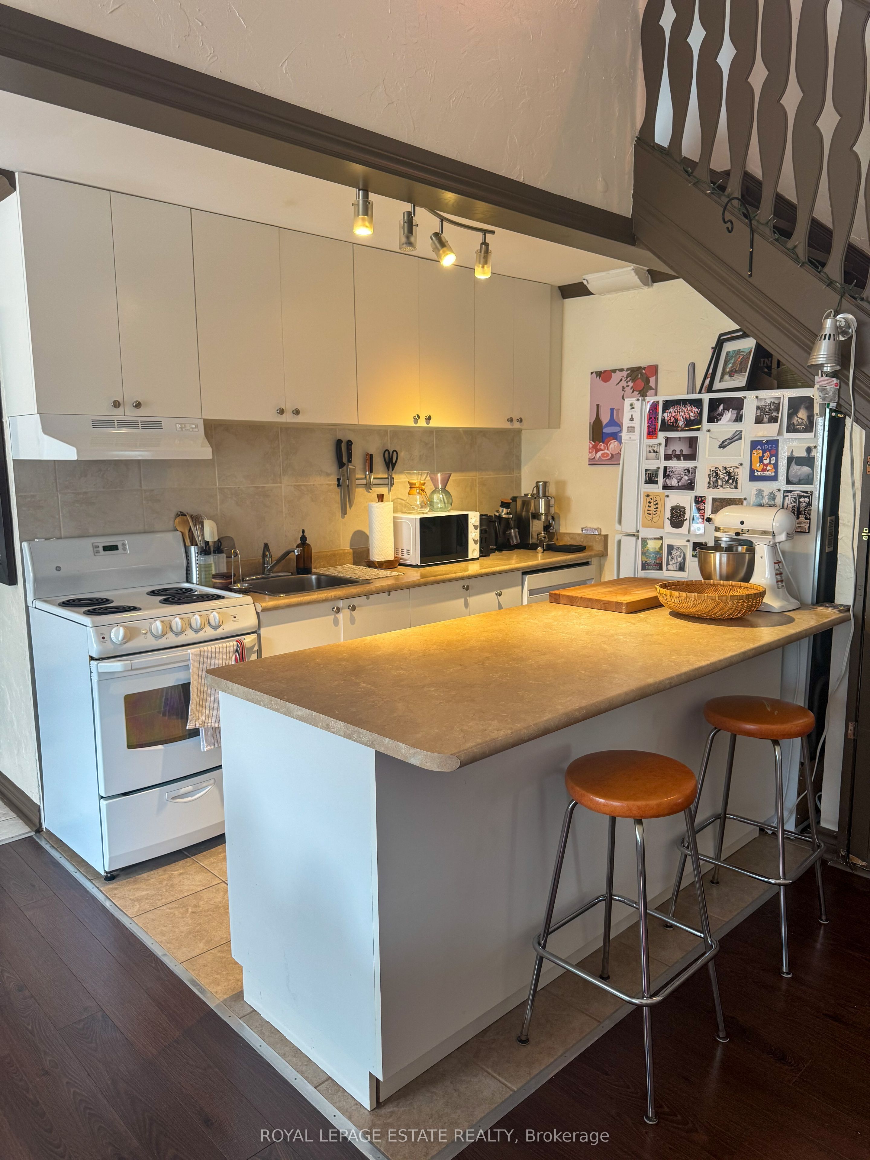 325 Queen Street E 2d Property Photo 6