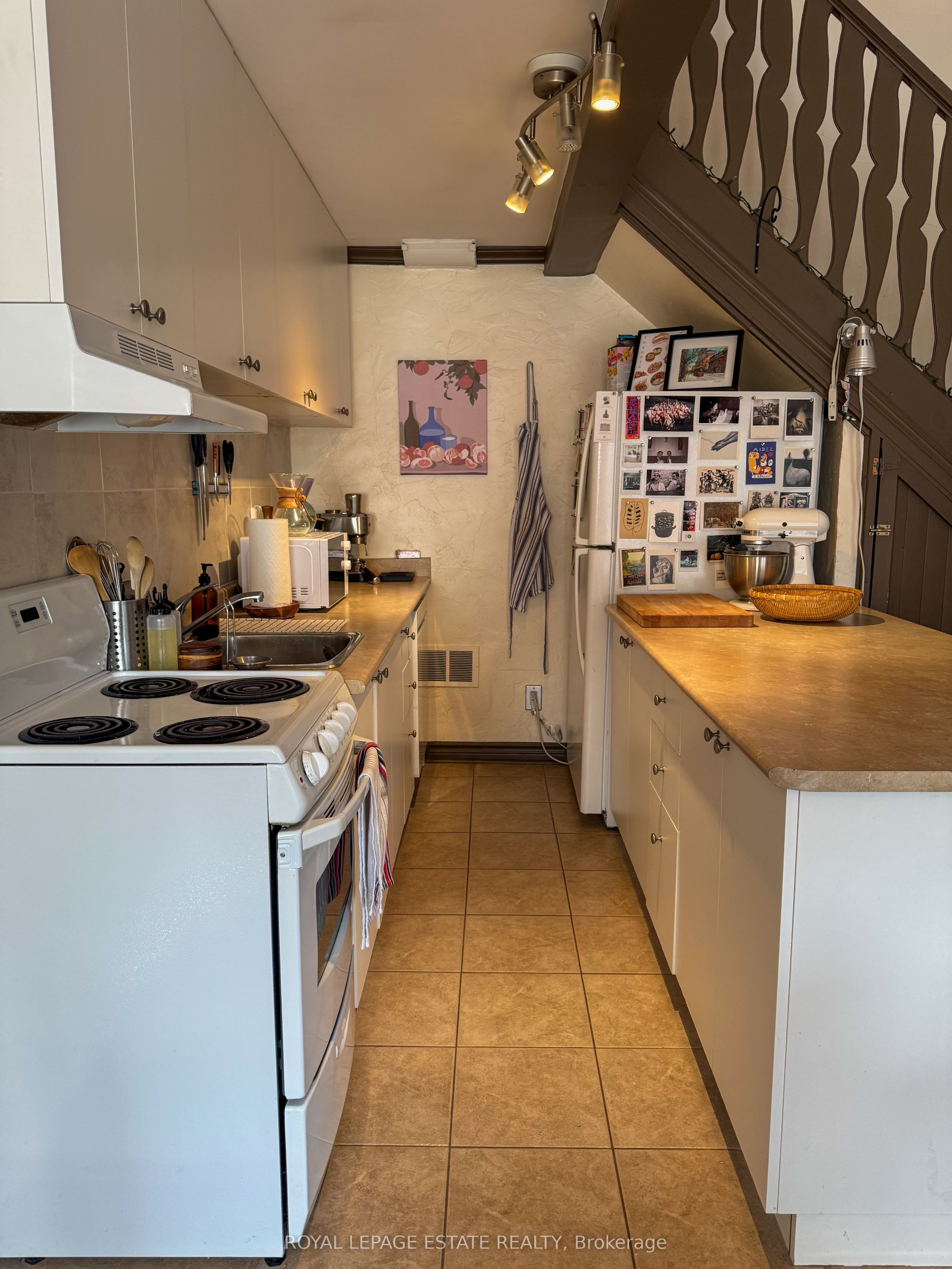 325 Queen Street E 2d Property Photo 7