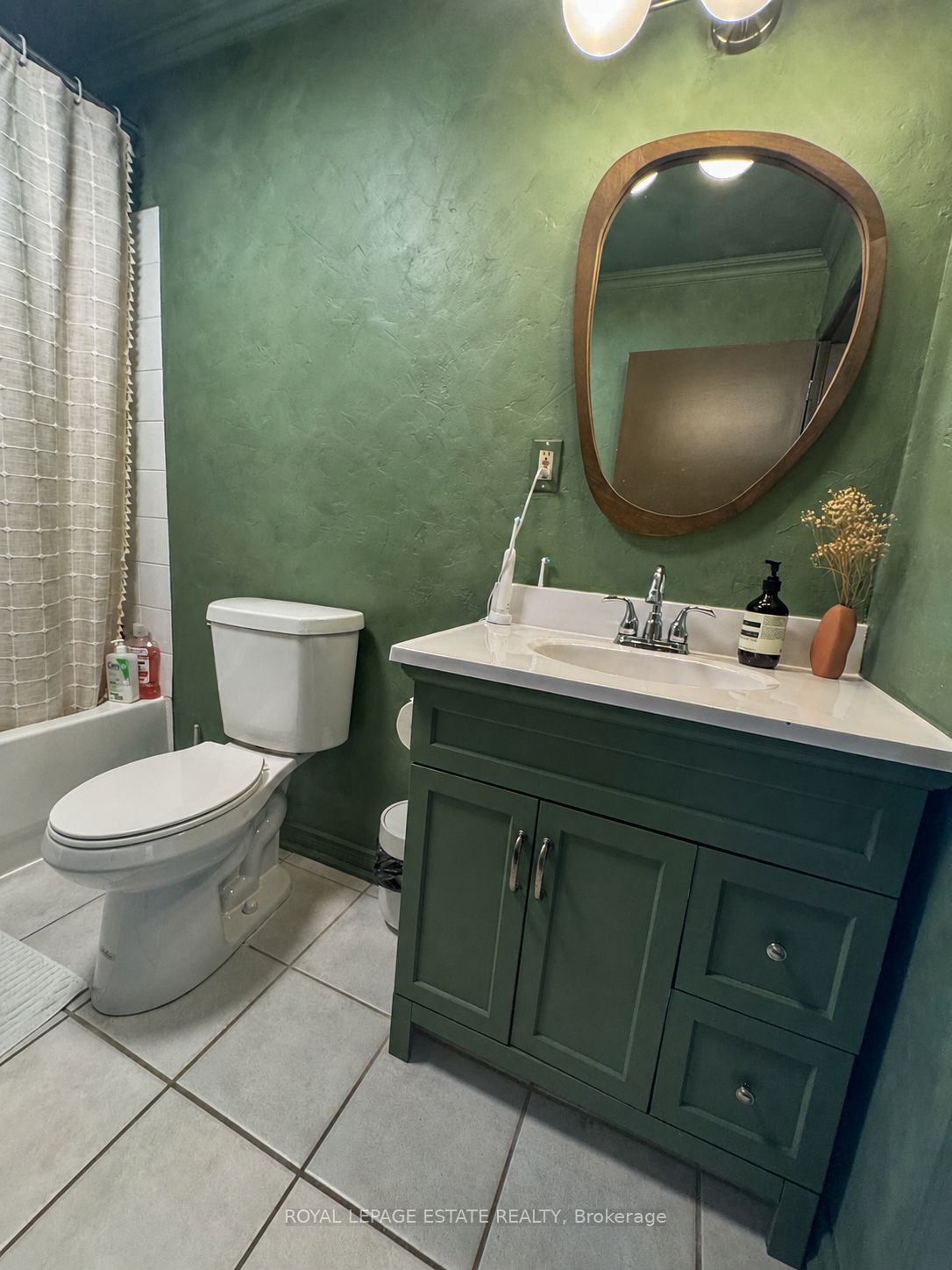 325 Queen Street E 2d Property Photo 11