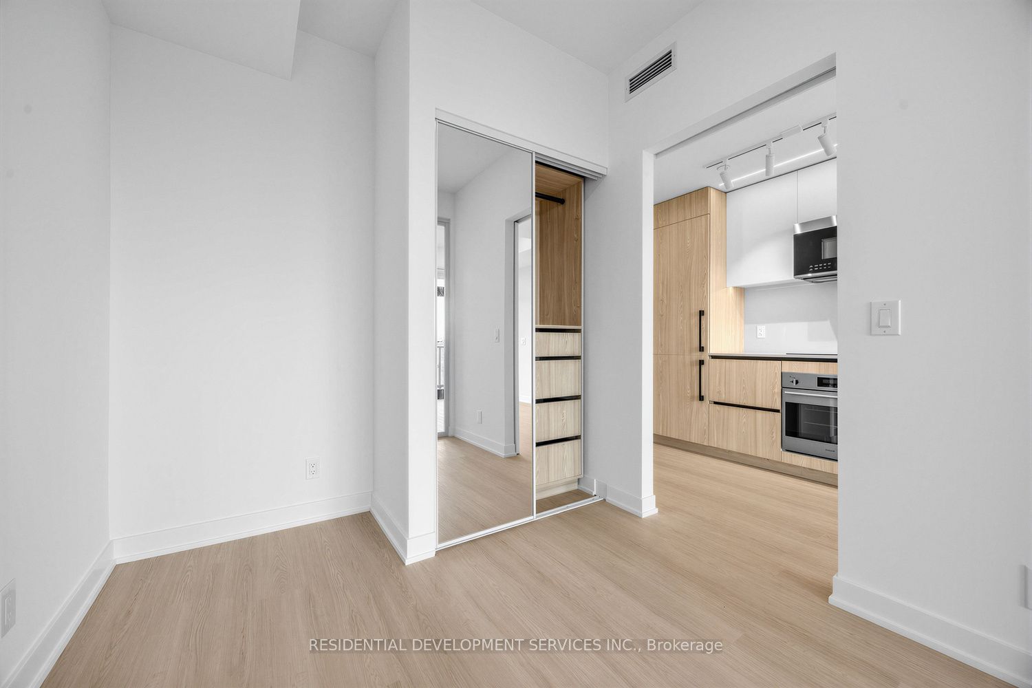 699 Sheppard Avenue E 619 Property Photo 19