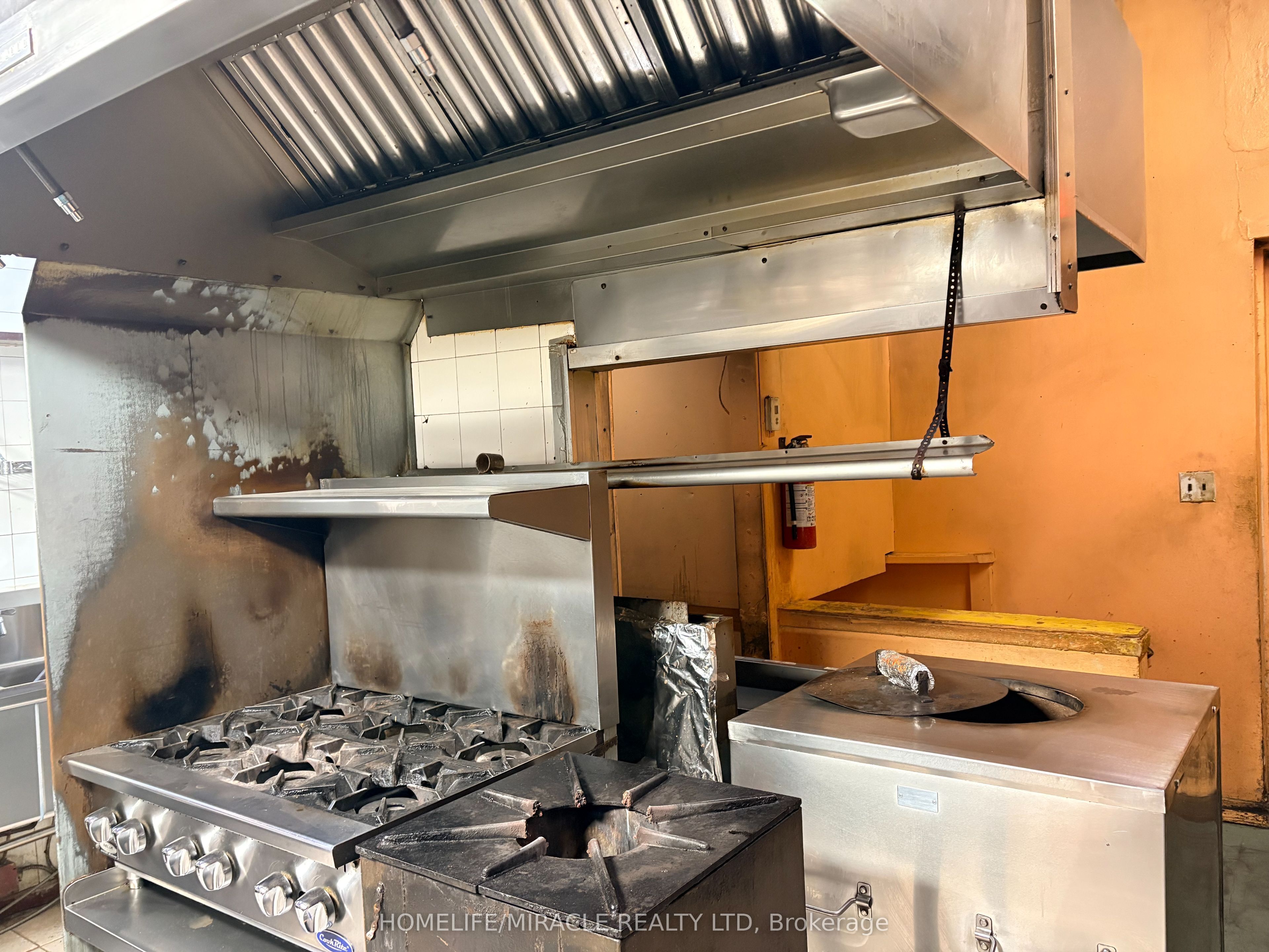 815 St Clair Avenue W Property Photo 6