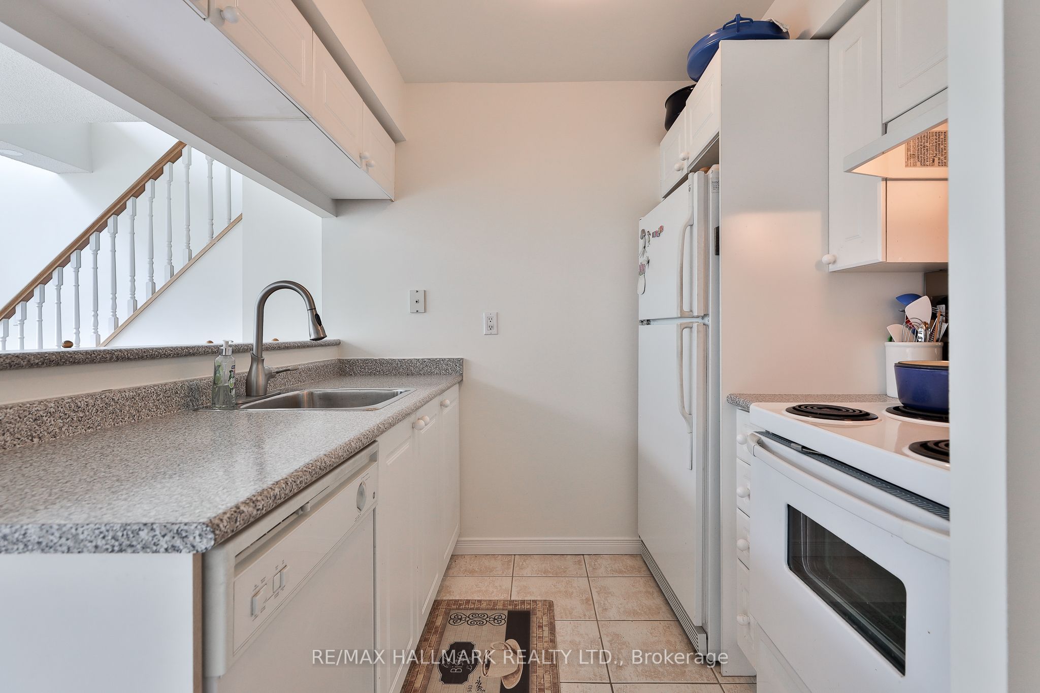109 Front Street E 528 Property Photo 4