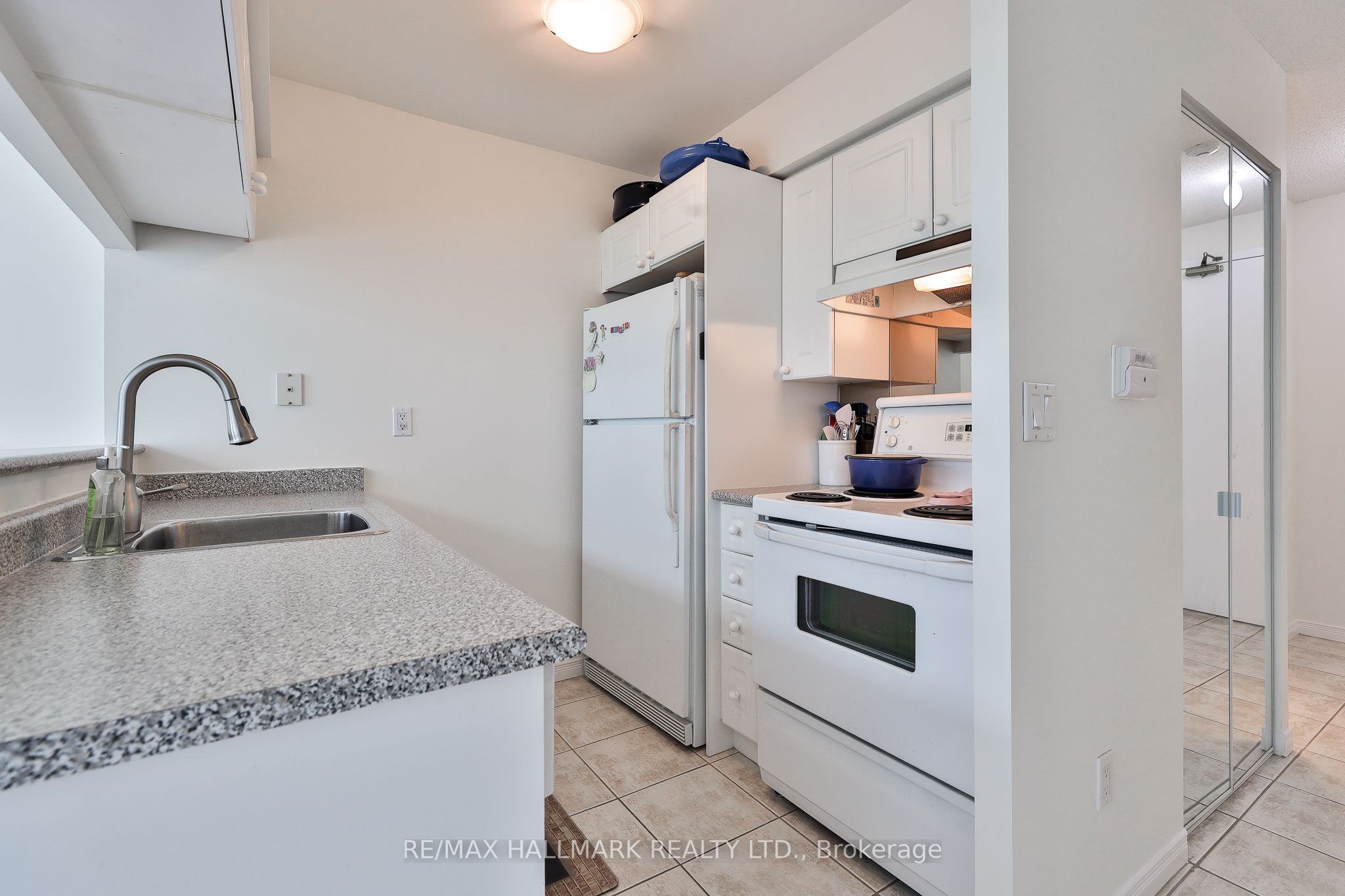109 Front Street E 528 Property Photo 6