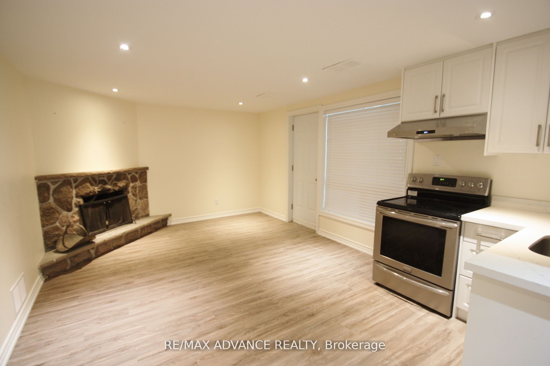 33 Carluke Crescent Lower Property Photo 2