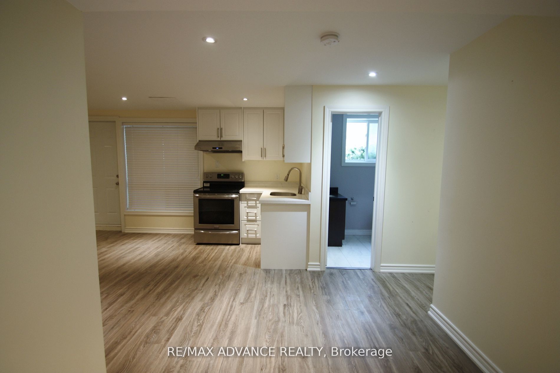 33 Carluke Crescent Lower Property Photo 3