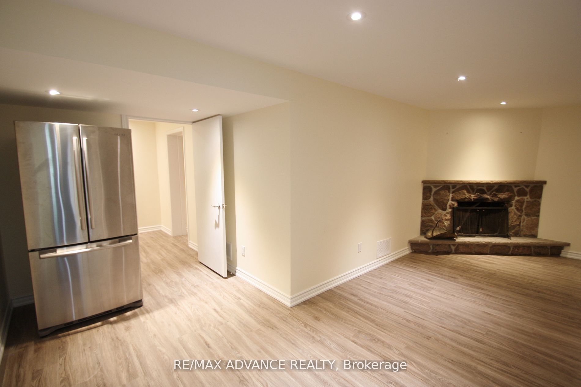 33 Carluke Crescent Lower Property Photo 4