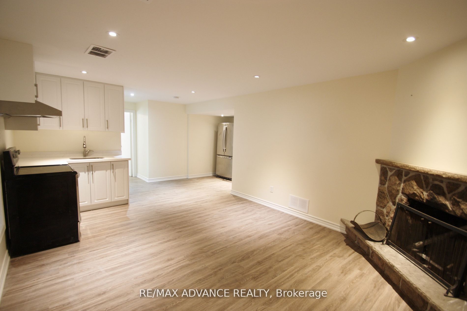 33 Carluke Crescent Lower Property Photo 5