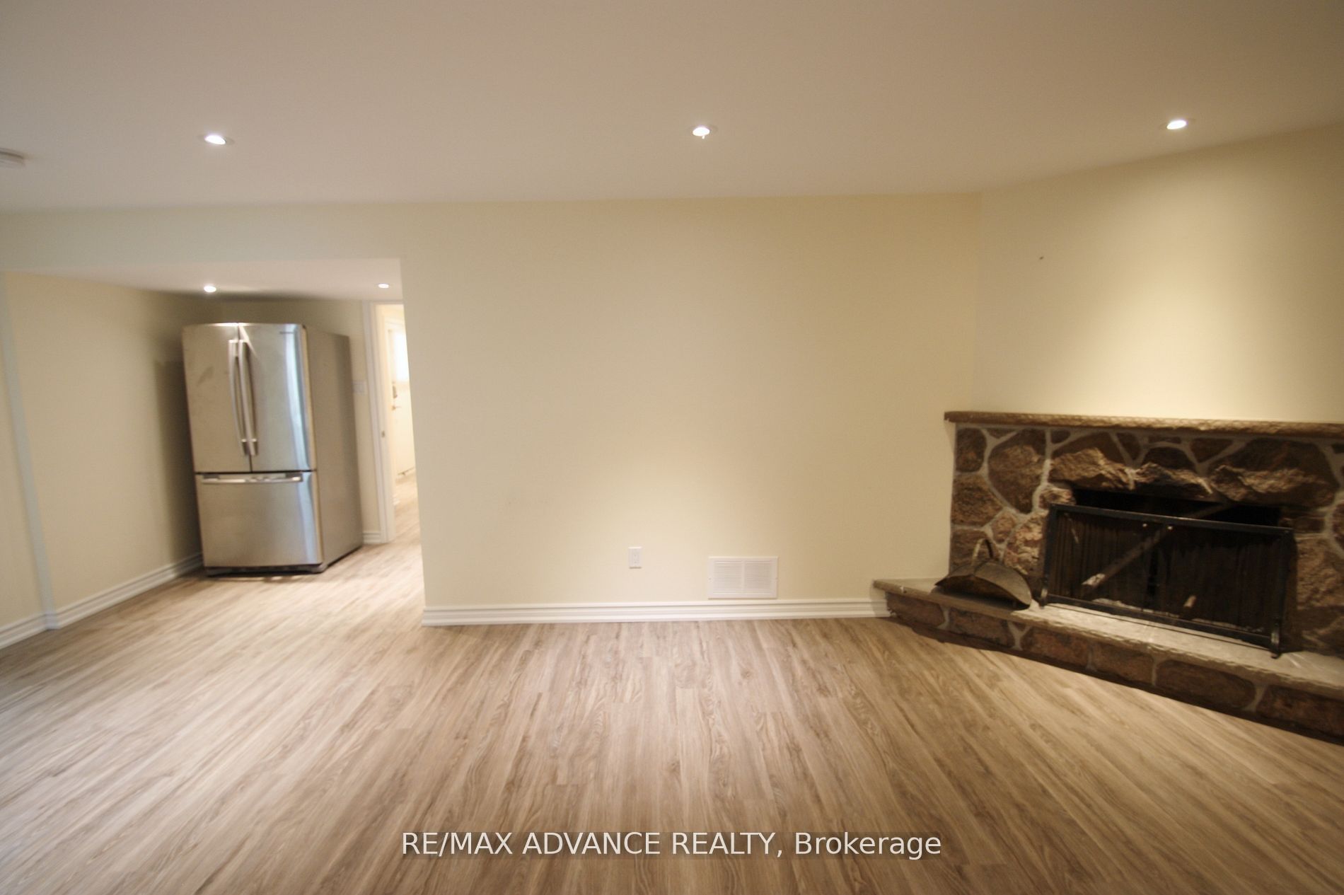 33 Carluke Crescent Lower Property Photo 6