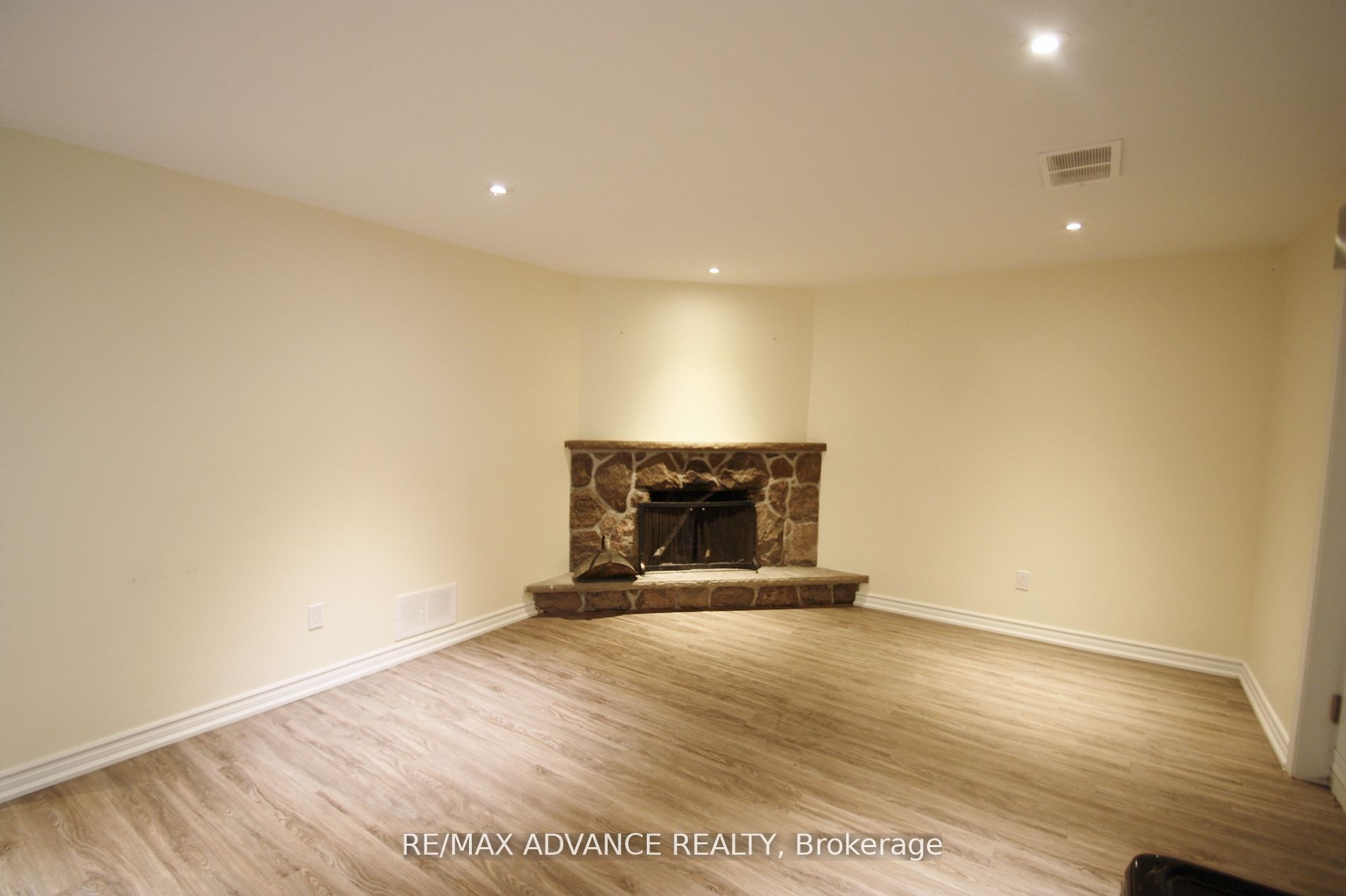 33 Carluke Crescent Lower Property Photo 7