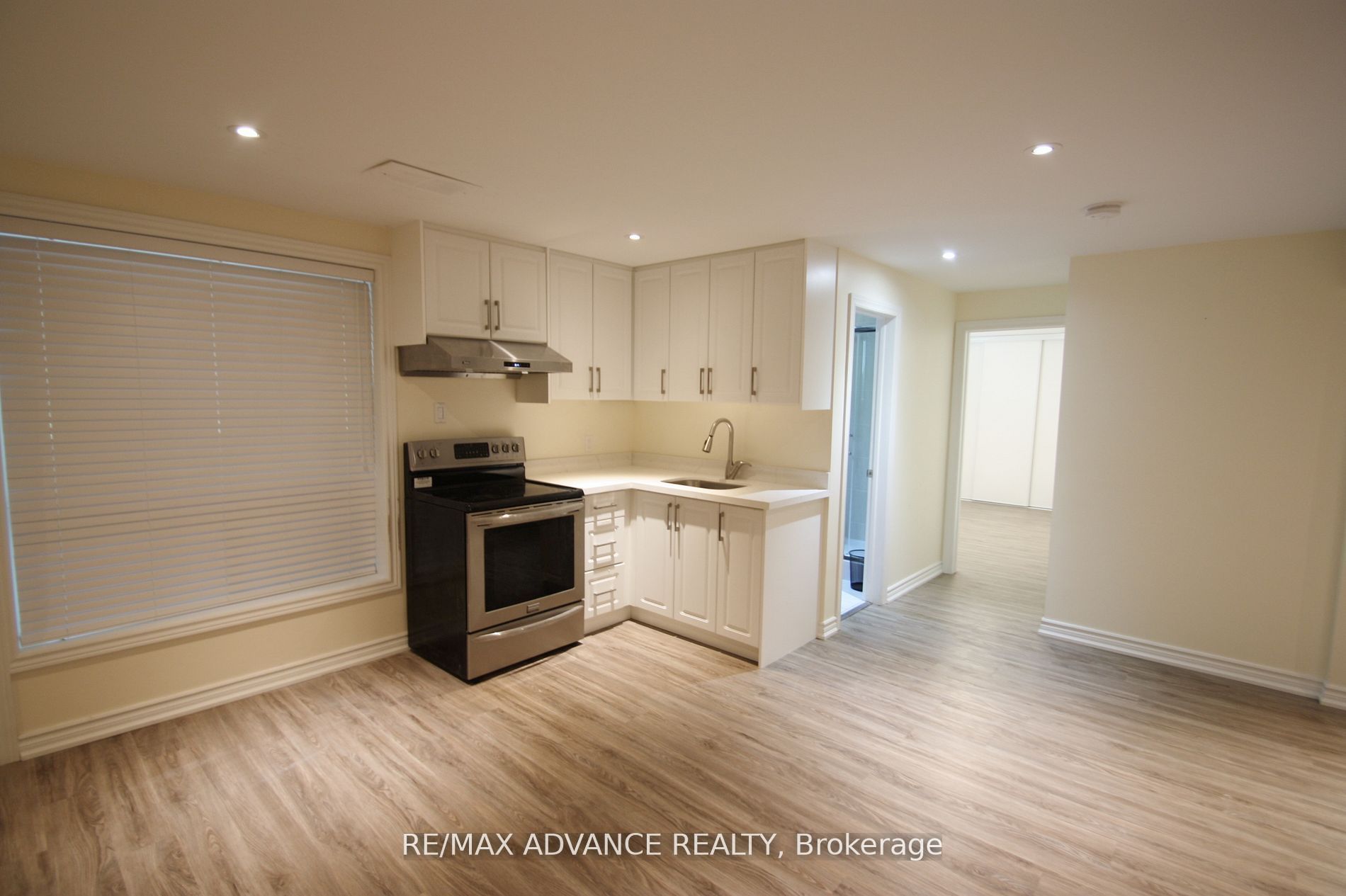 33 Carluke Crescent Lower Property Photo 8