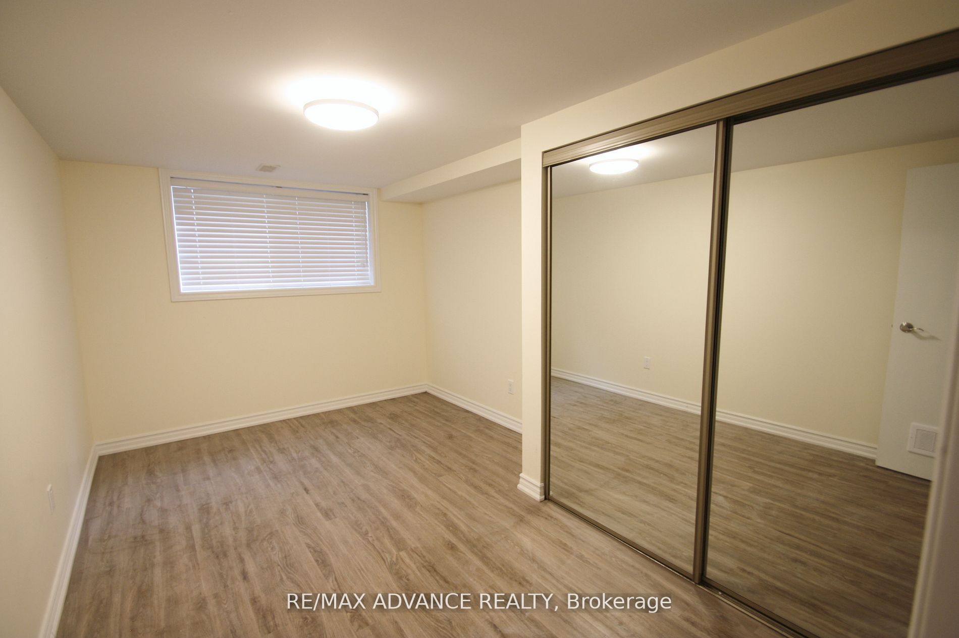 33 Carluke Crescent Lower Property Photo 11