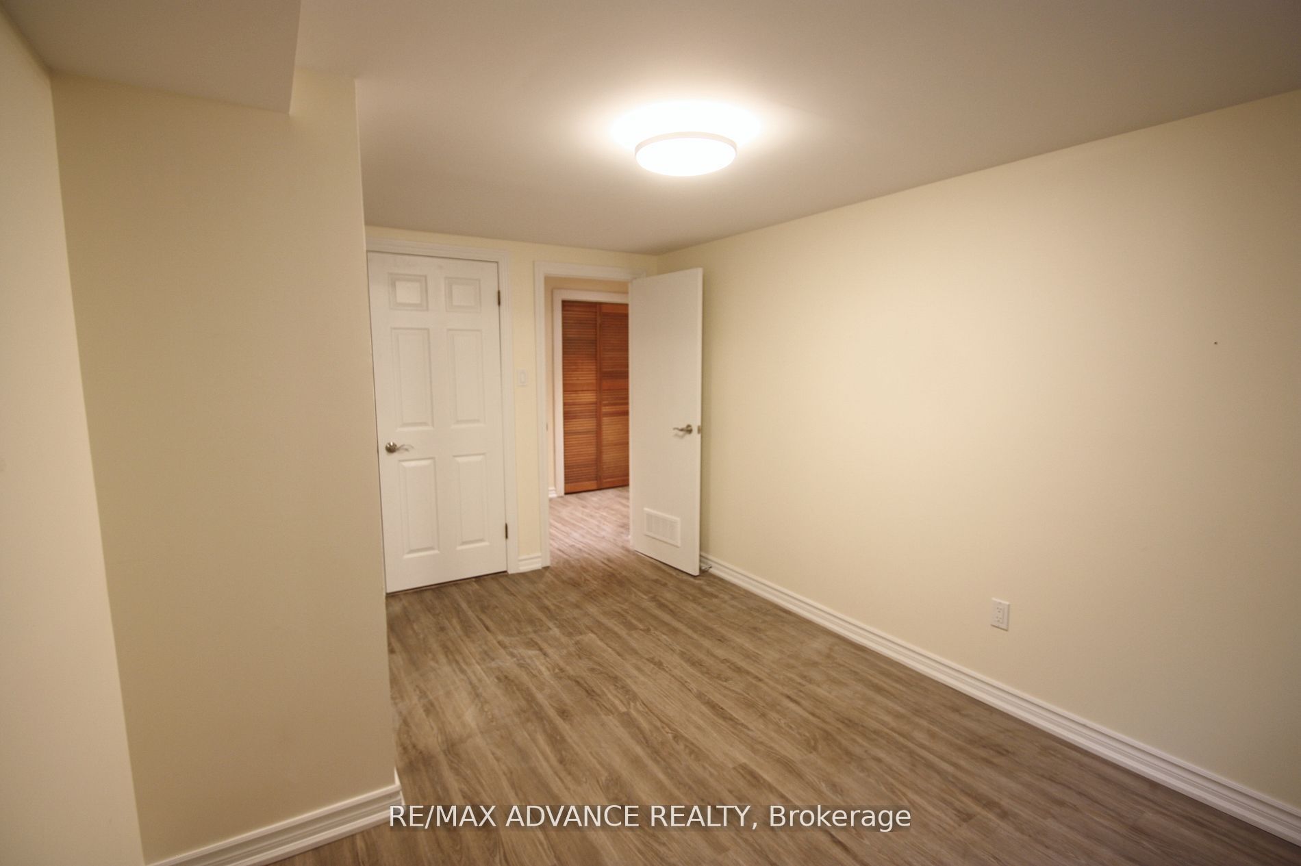 33 Carluke Crescent Lower Property Photo 14