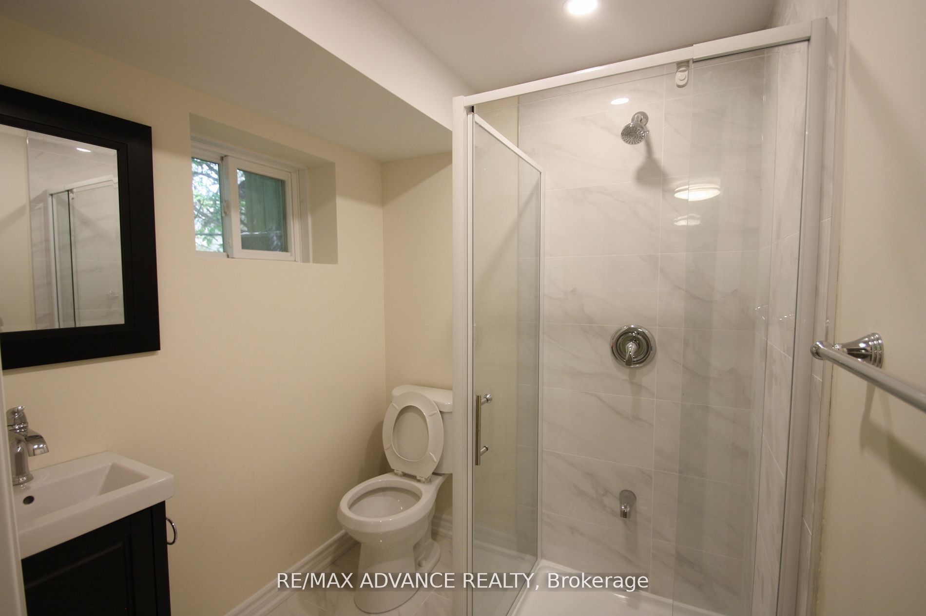 33 Carluke Crescent Lower Property Photo 17