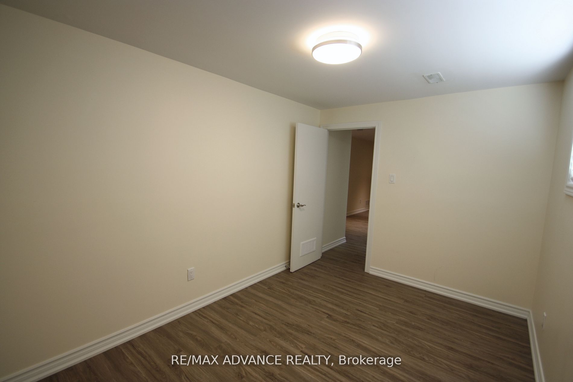 33 Carluke Crescent Lower Property Photo 18