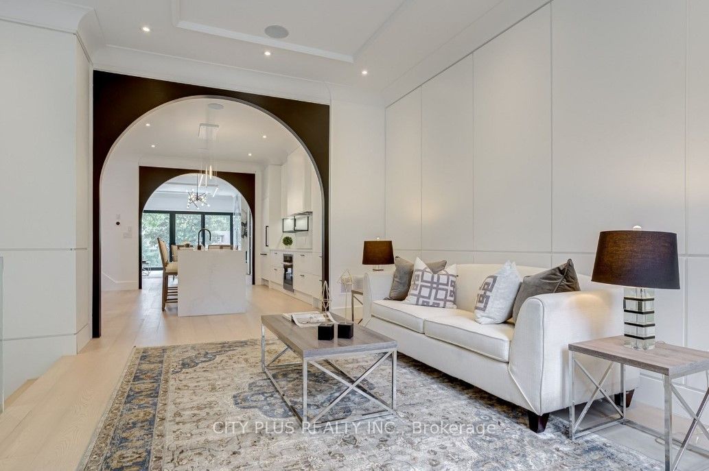119 Glengrove Avenue W Property Photo 2