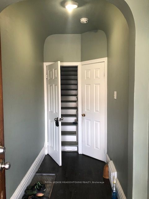 1211 College Street Upper Property Photo 4