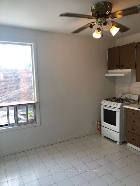 1211 College Street Upper Property Photo 11