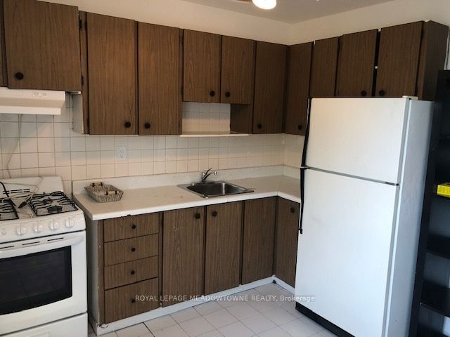 1211 College Street Upper Property Photo 13