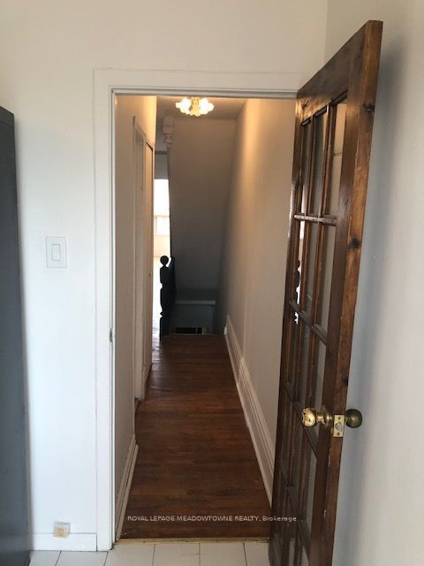 1211 College Street Upper Property Photo 14