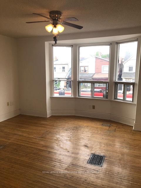 1211 College Street Upper Property Photo 17