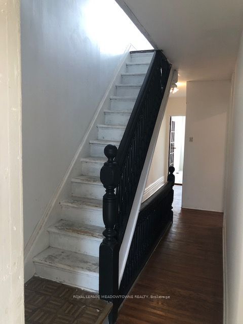 1211 College Street Upper Property Photo 23