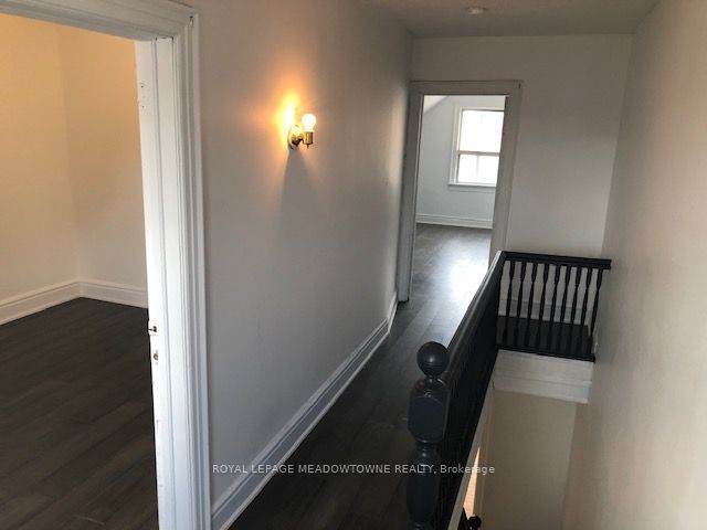 1211 College Street Upper Property Photo 25