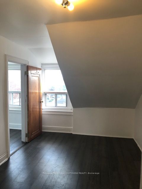 1211 College Street Upper Property Photo 26