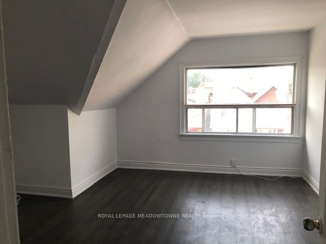 1211 College Street Upper Property Photo 27