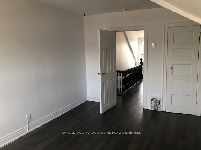 1211 College Street Upper Property Photo 29