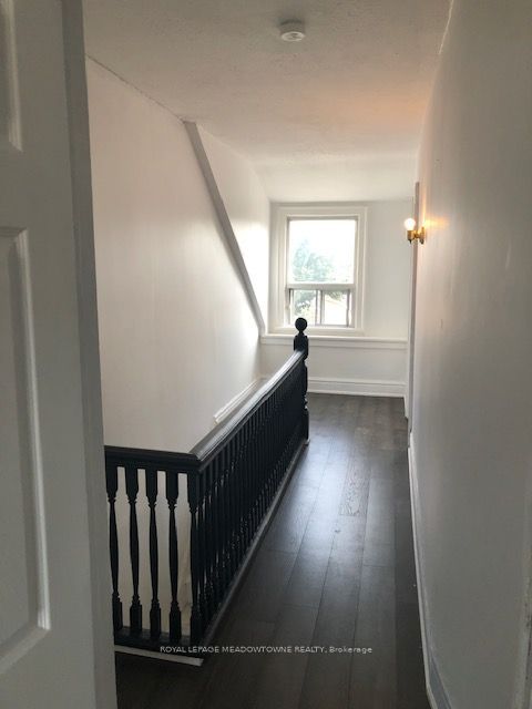 1211 College Street Upper Property Photo 31