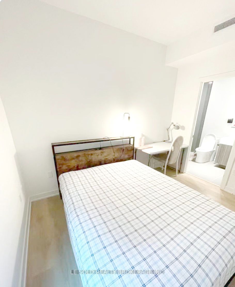 127 Broadway Avenue 711 Master Bedroom Property Photo 6