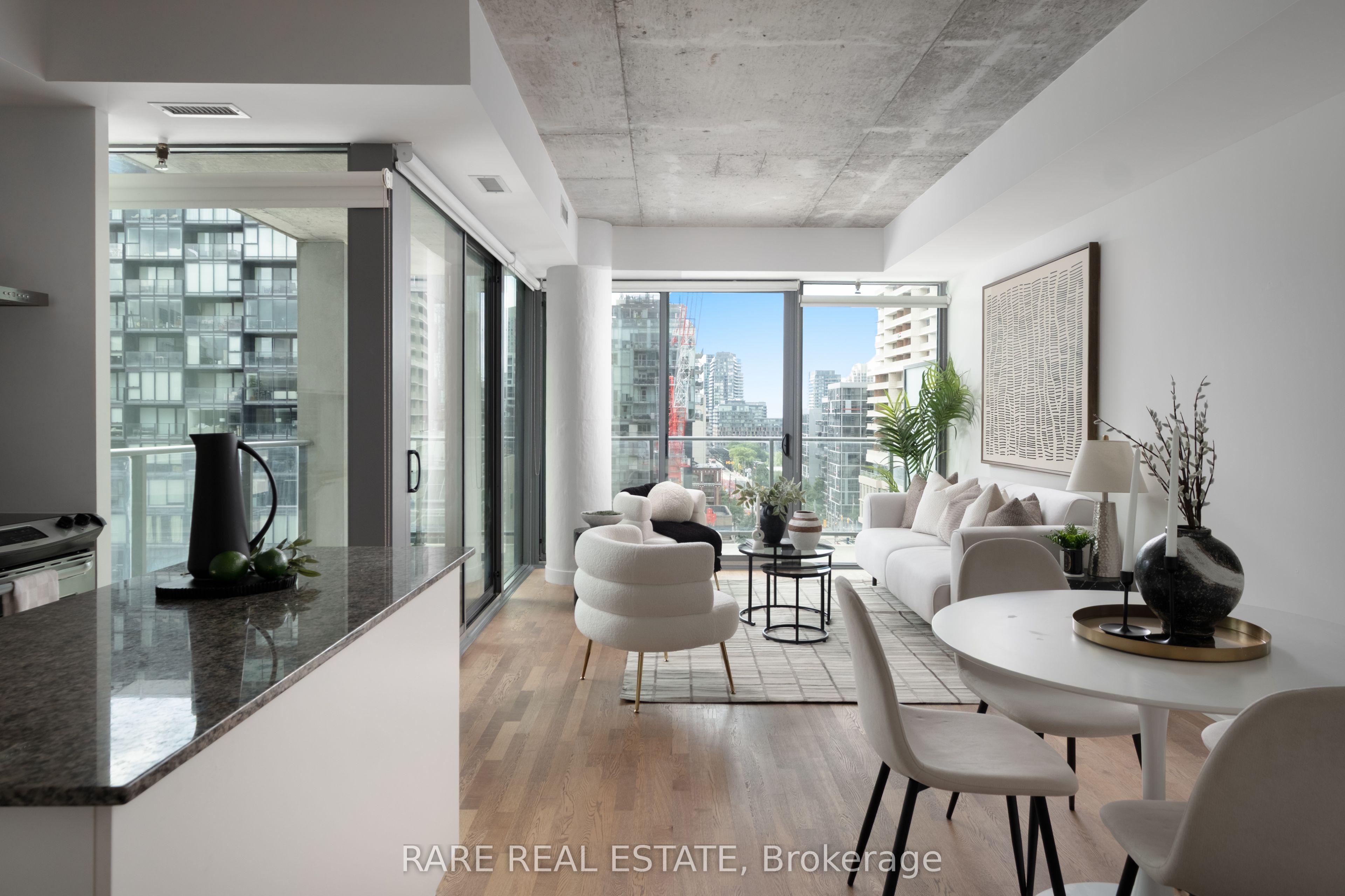 95 Bathurst Street 919 Property Photo 2