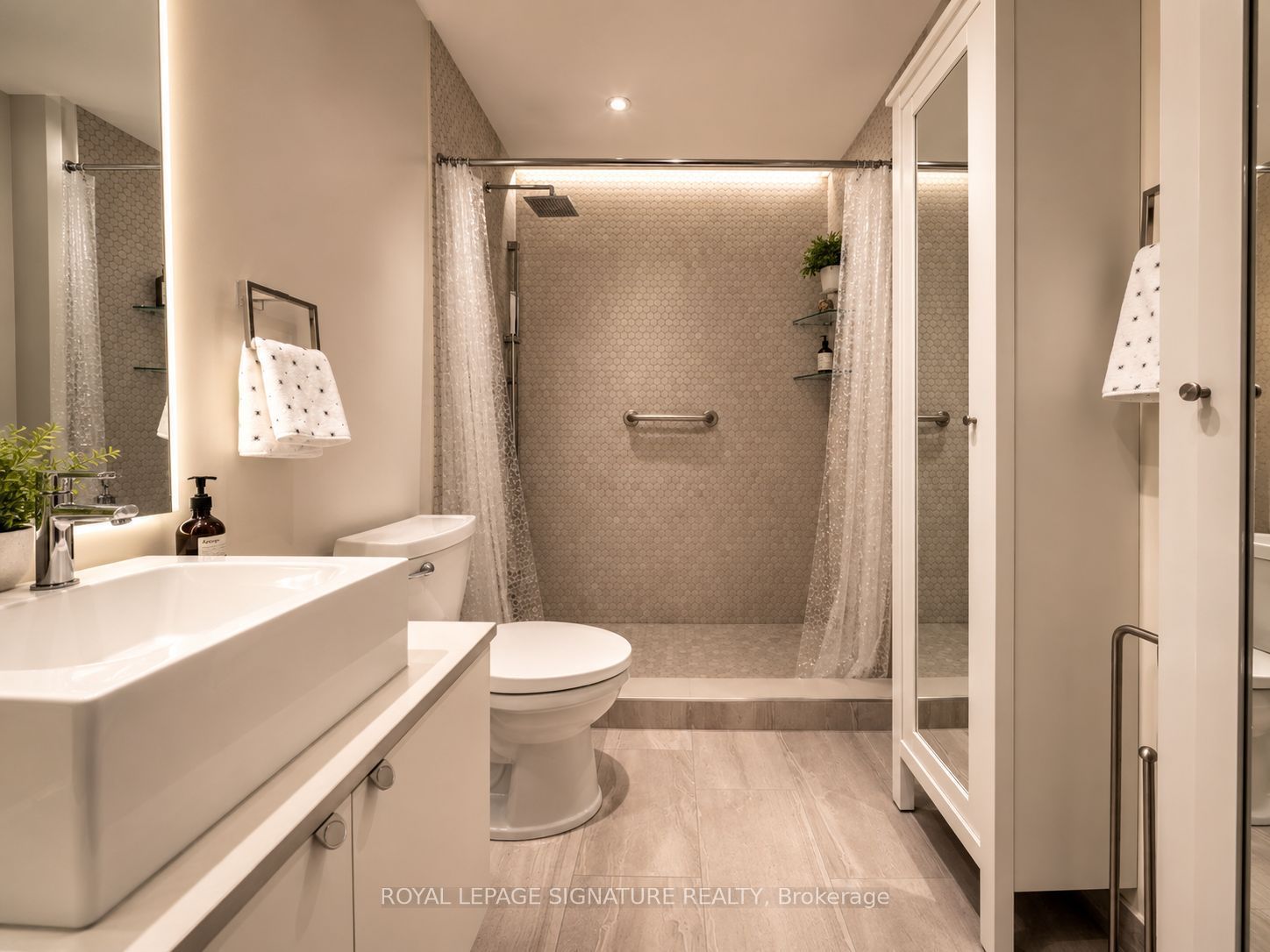 60 Bathurst Street 210 Property Photo 7