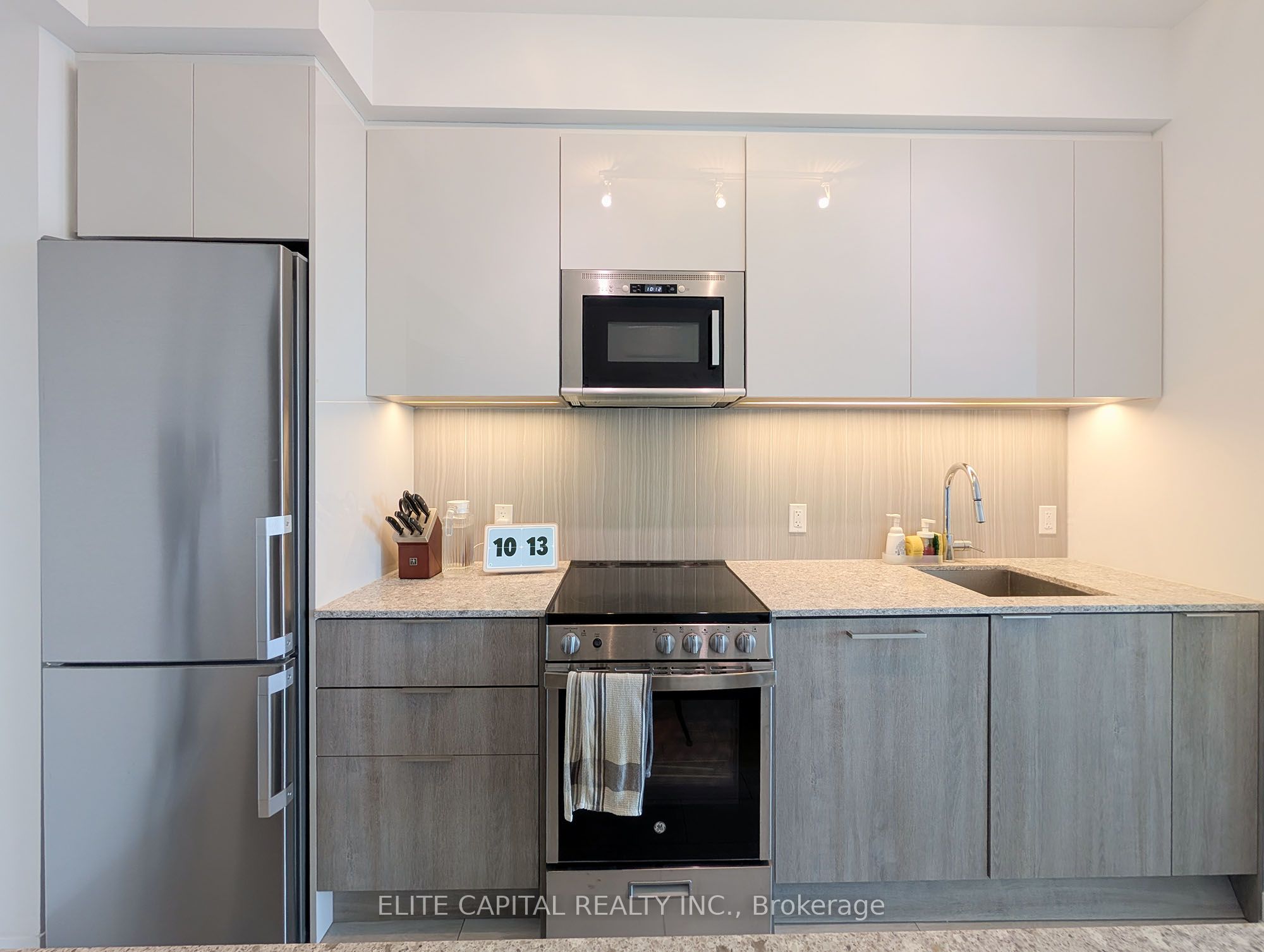 31 Tippett Road 1010 Property Photo 2