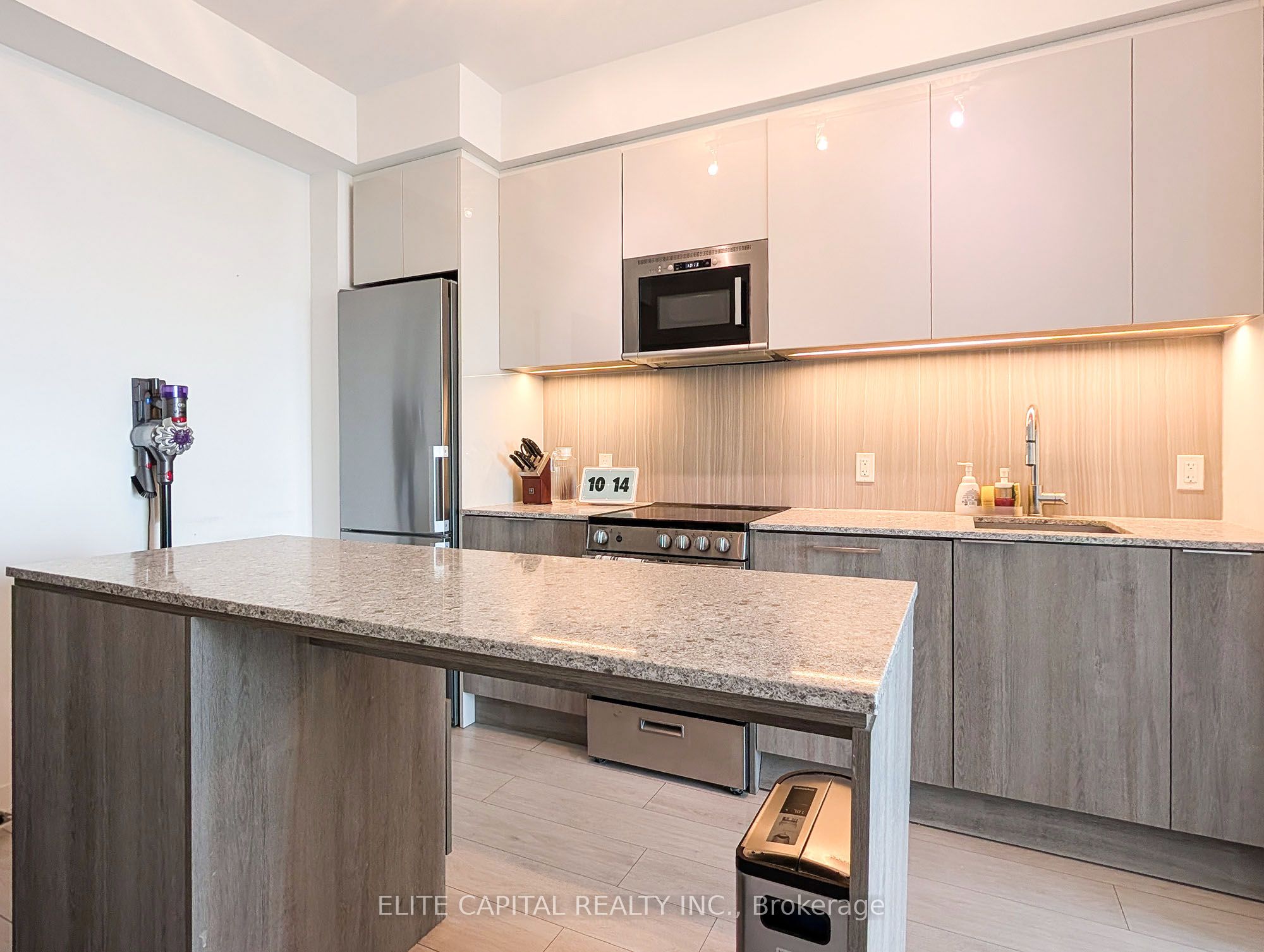 31 Tippett Road 1010 Property Photo 4