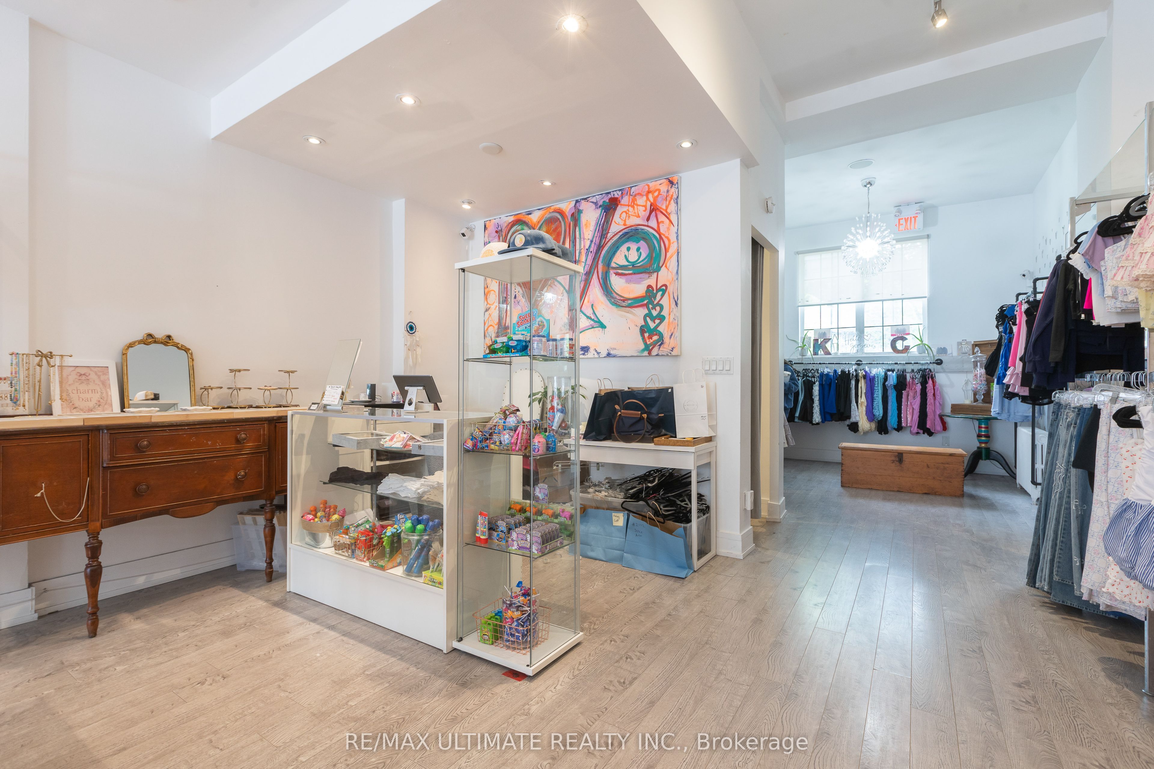 1693 Avenue Road Property Photo 8