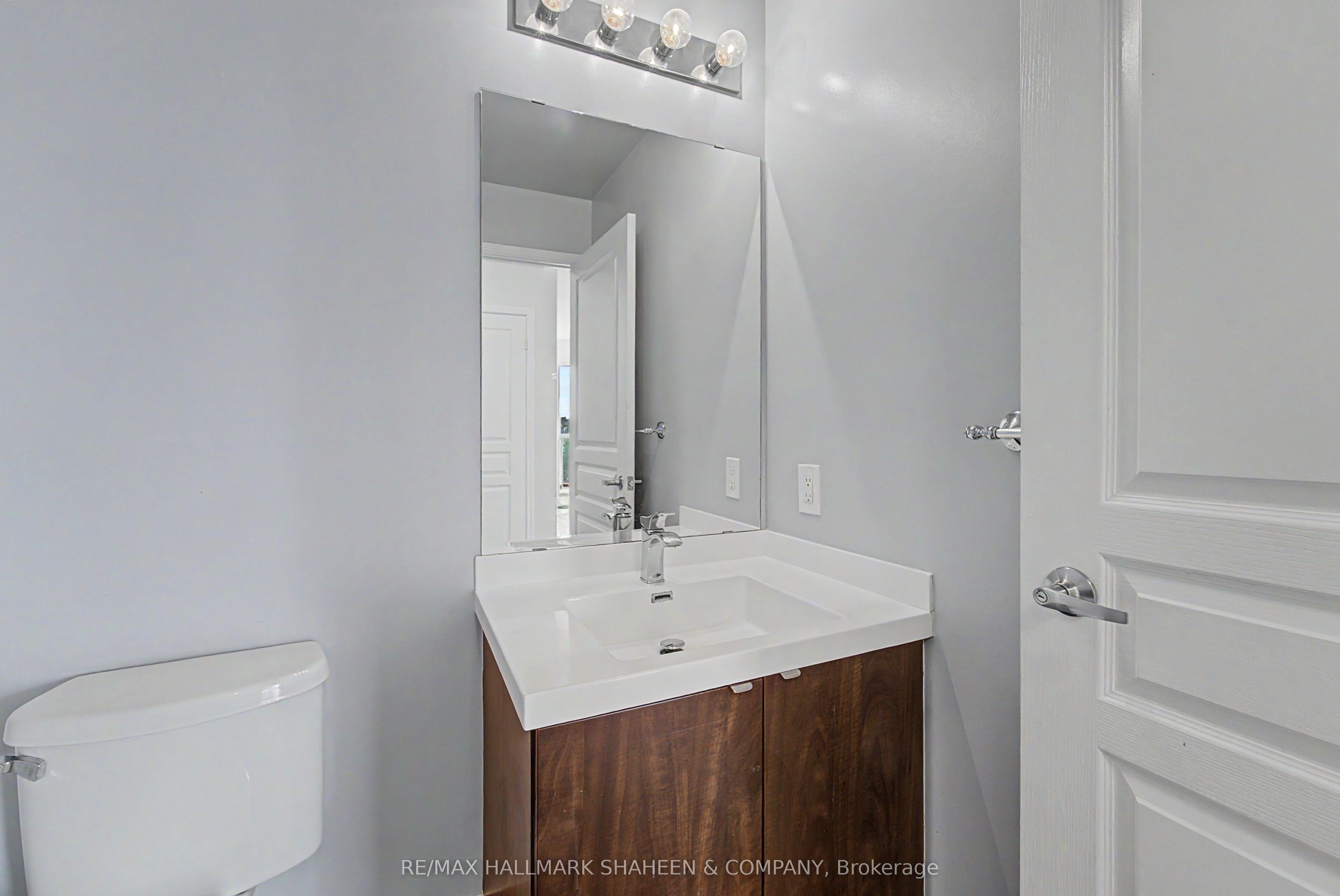 352 Front Street W 1815 Property Photo 4
