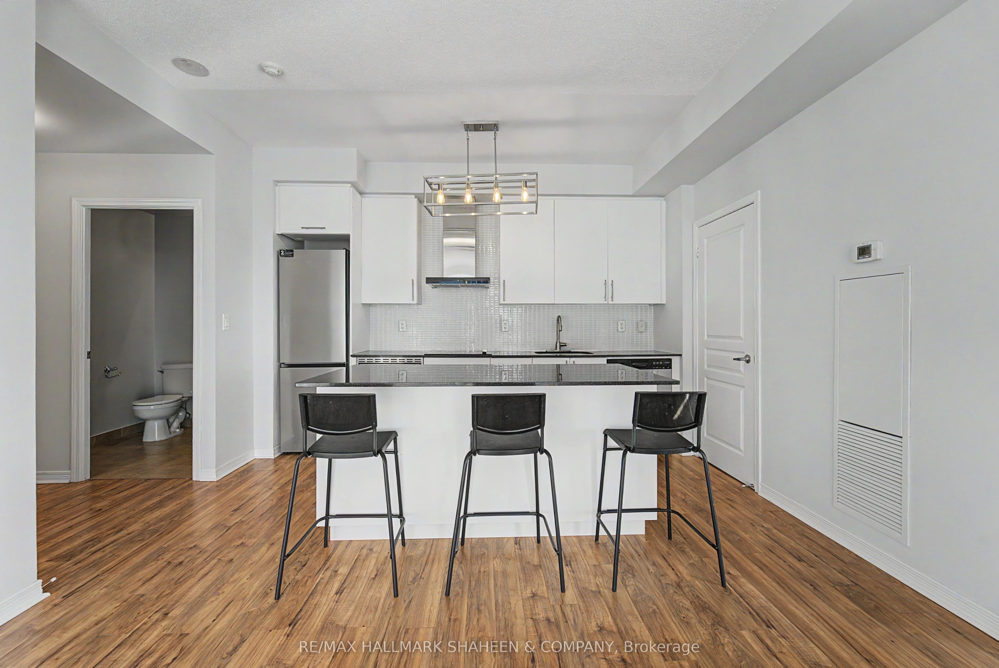 352 Front Street W 1815 Property Photo 6
