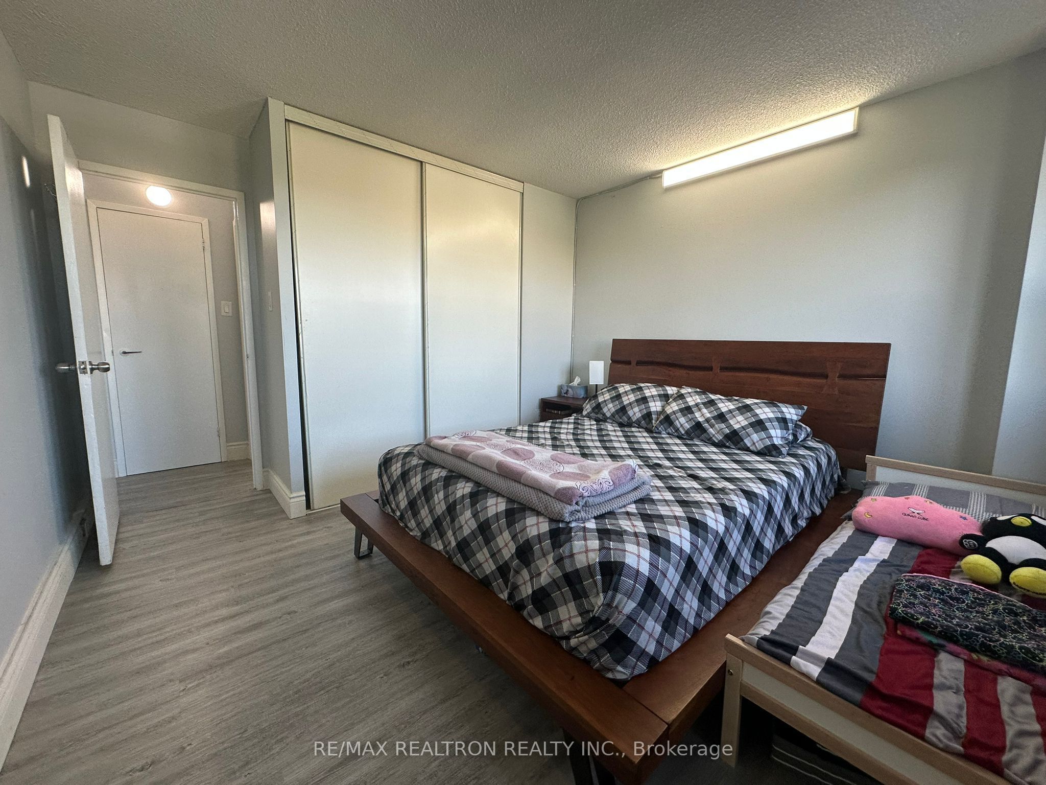 100 Leeward Glenway 1401 Property Photo 10