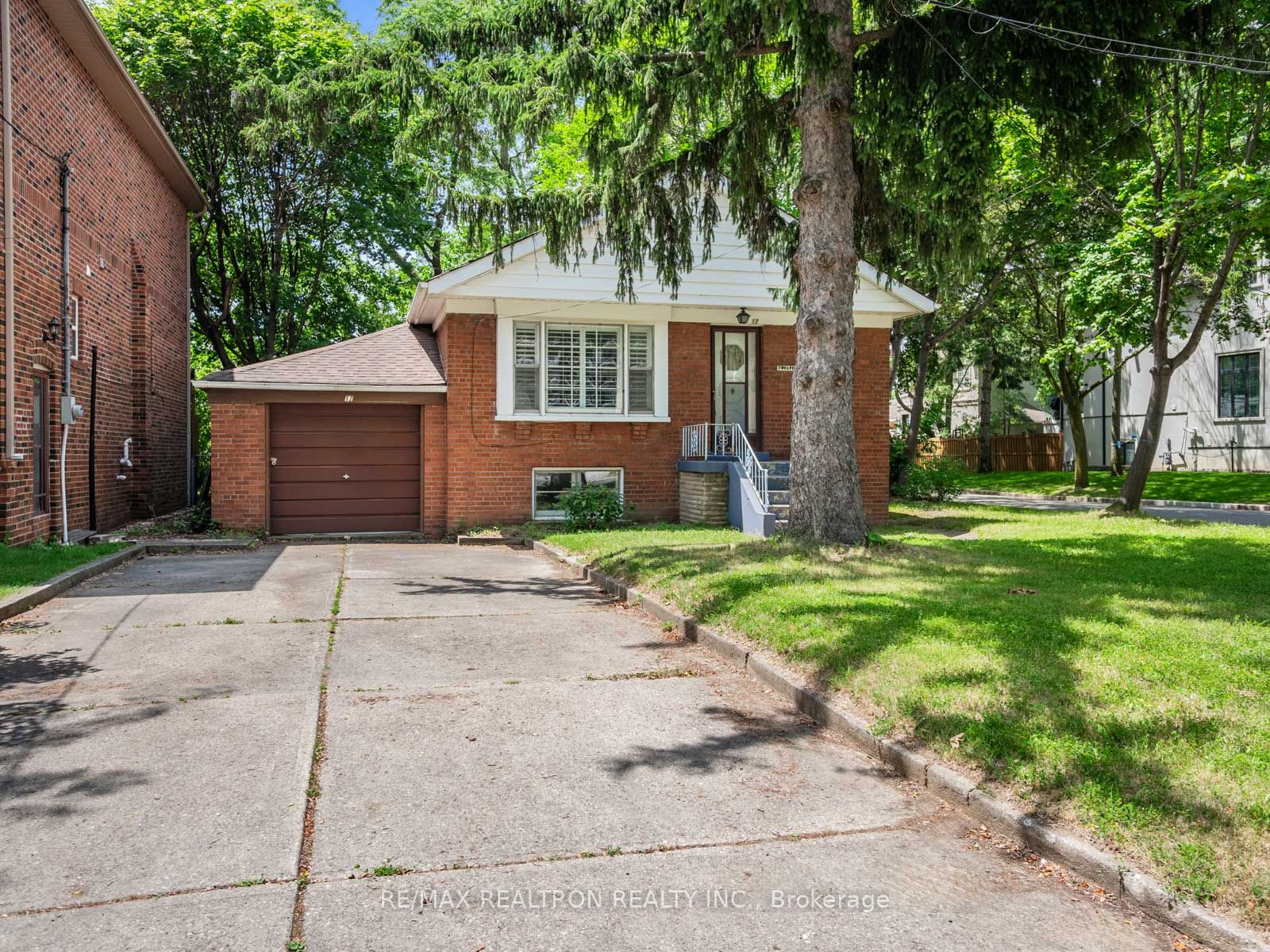 12 Graymar Avenue