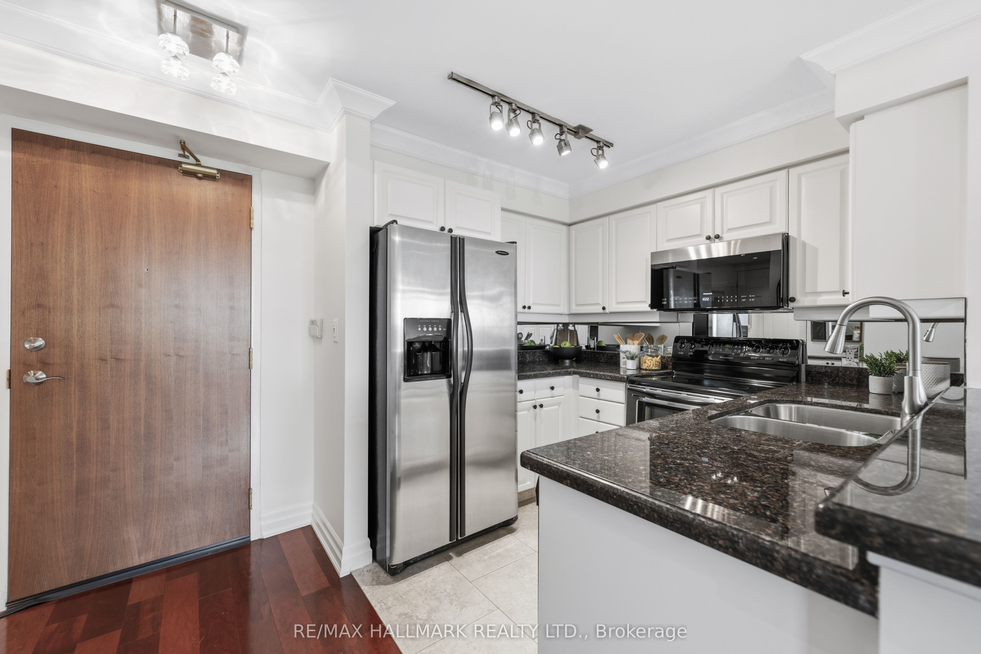 3840 Bathurst Street 511 Property Photo 3