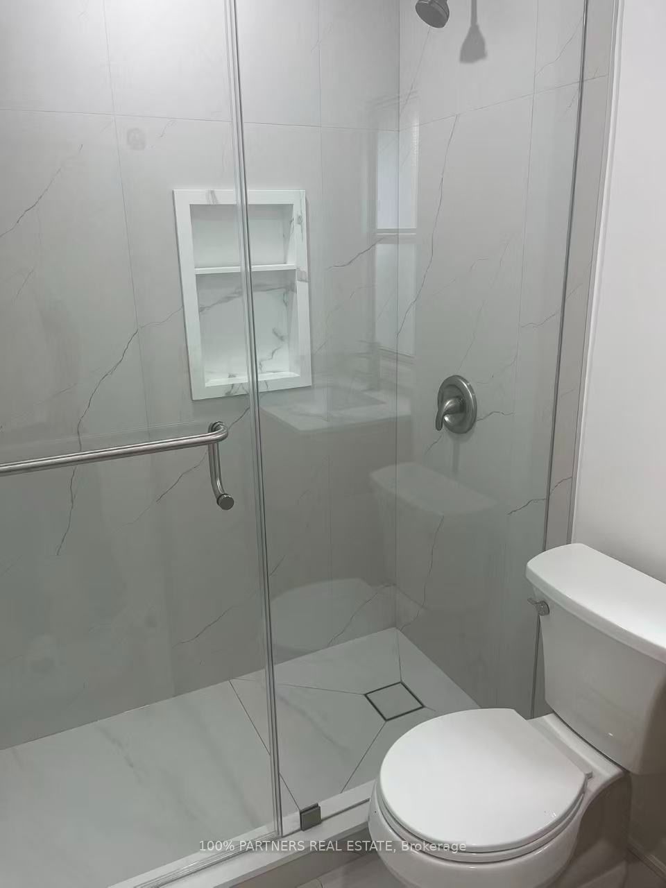 Upper 299 Robina Avenue E Property Photo 8