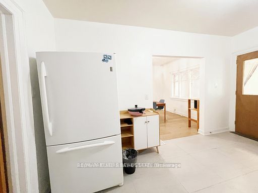Upper 299 Robina Avenue E Property Photo 15