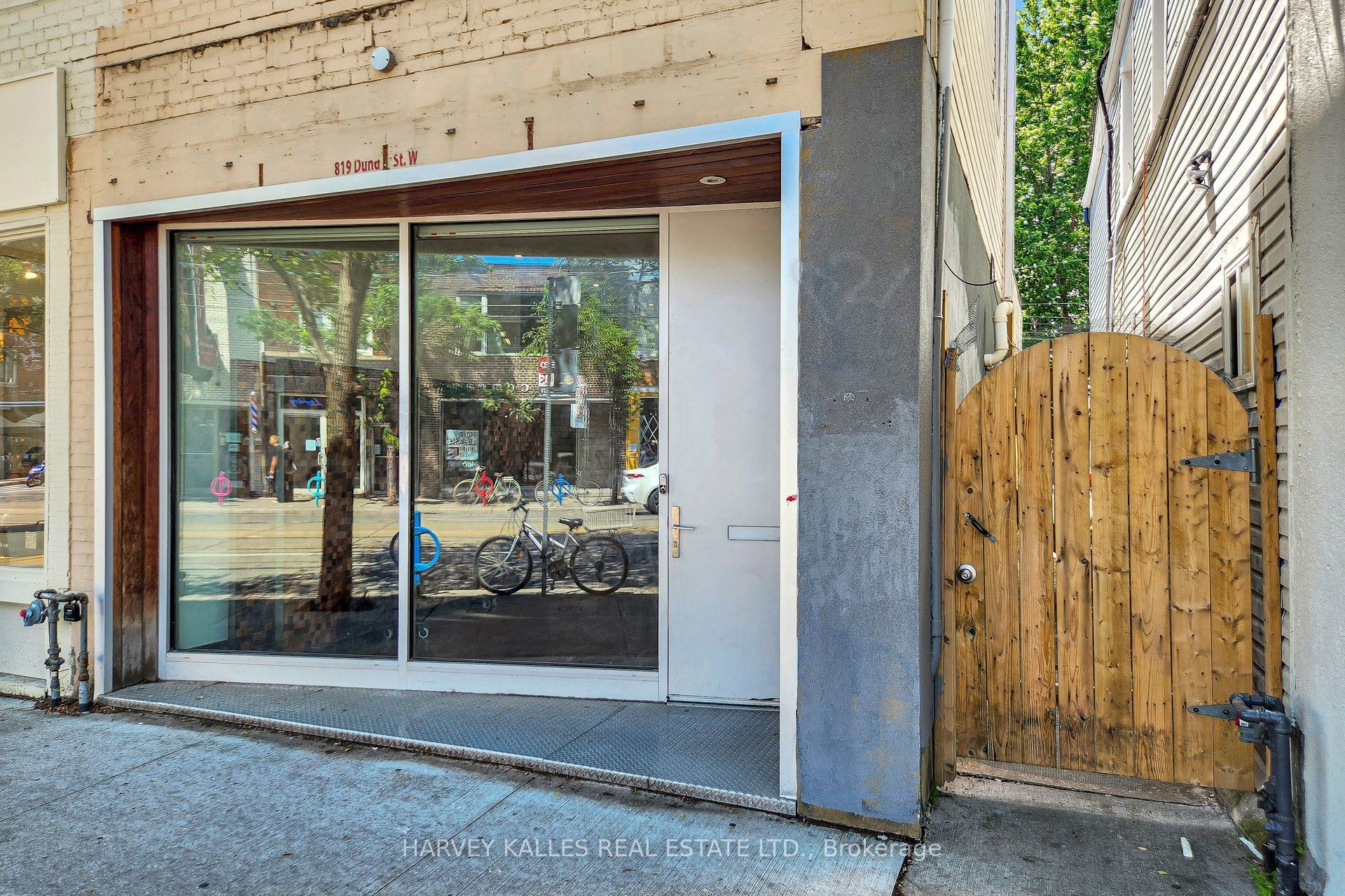819 Dundas Street W Property Photo 1