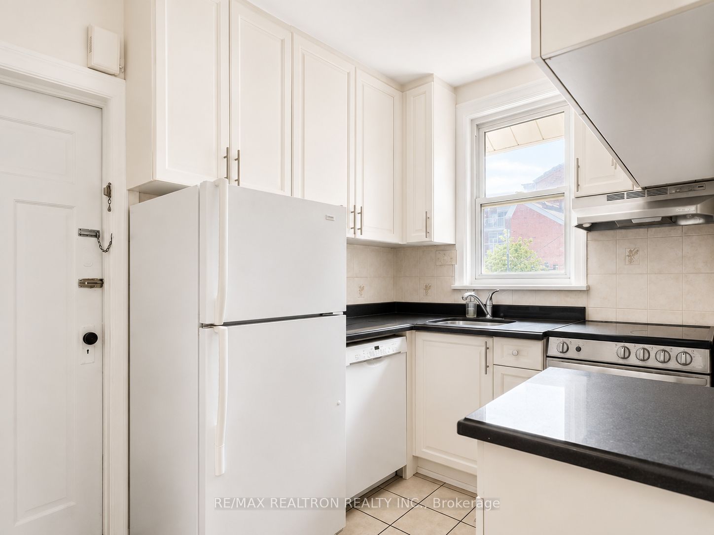 25 Ranleigh Avenue 2nd Floor Unit Property Photo 7